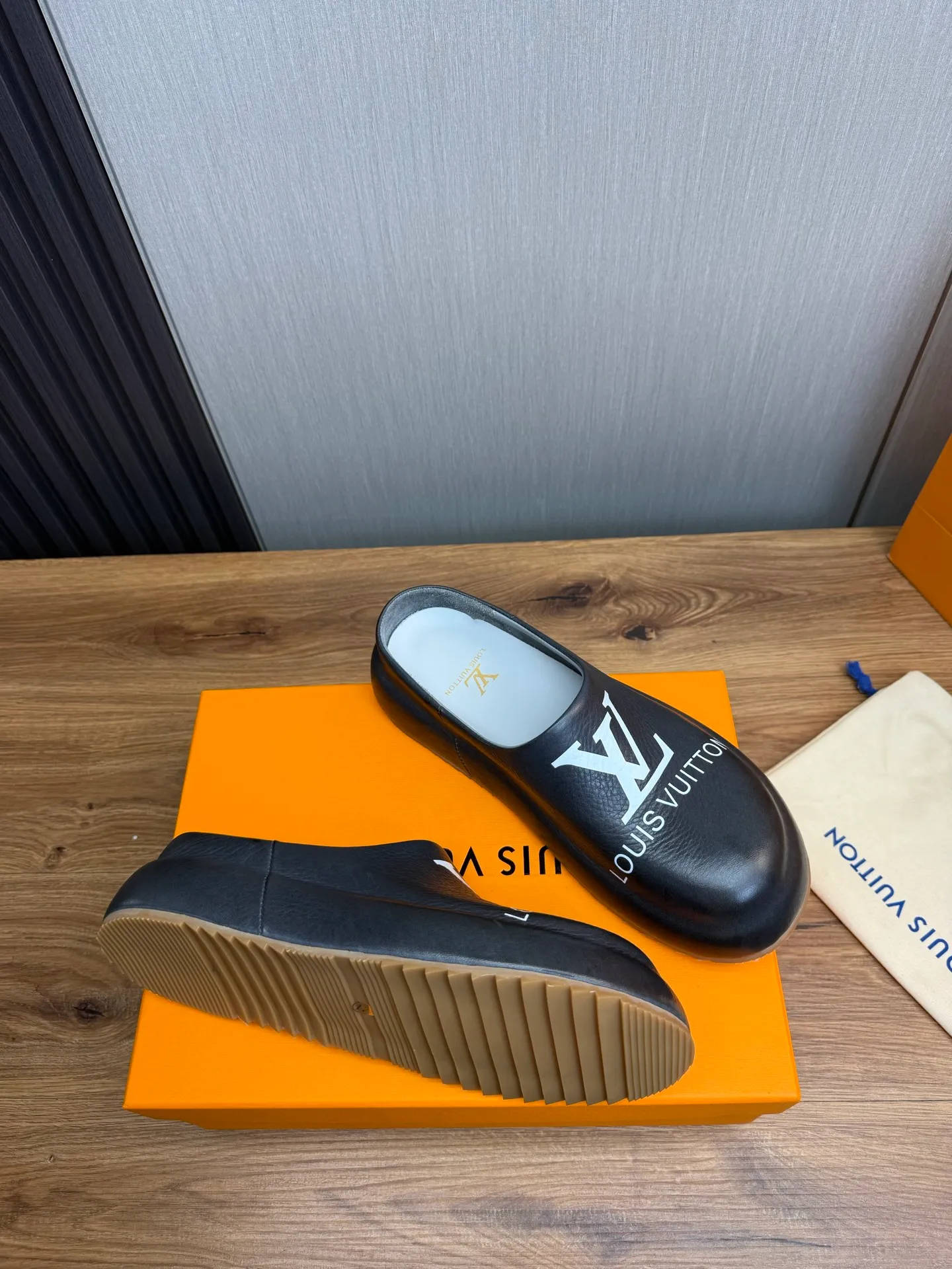 Men's shoes 💰480💰 Lv men's slippers 🩴38-45 size 45 46 🉑️Customized! Full leather slippers: cowhide on the outside, sheepskin on the inside ✅Original outsole⬆️
